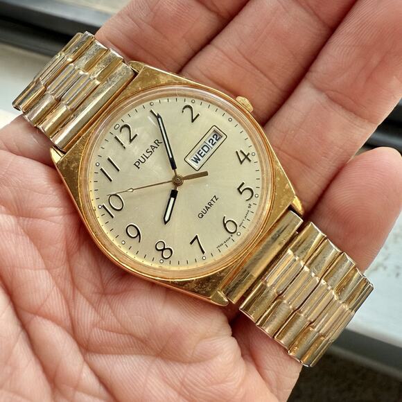 Vintage Pulsar V533-8A70 Gold Tone Quartz Men’s Watch Day Date Stretch Band 34mm - Picture 1 of 8